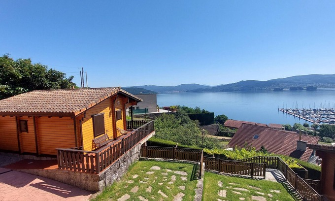 San Adrian de Cobres Cottage | Maison en bois pour 4 personnes avec vue sur la Ría de Vigo, jardin avec barbecue.