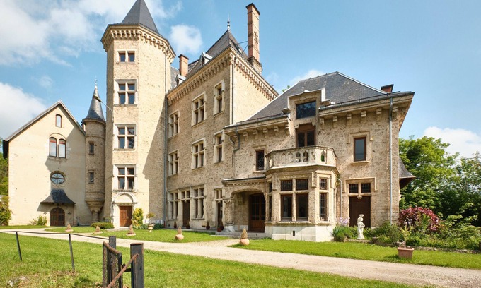 Saint-Geoire-en-Valdaine Appartement | Appartement 'Grand Gîte Du Château De St Geoire' avec vue sur les montagnes, terrasse et jardin