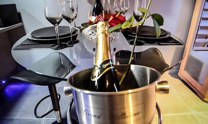 Saint-Julien-sur-Garonne Appartement | Apartment 'Love Room De Luxe Lovalcove'