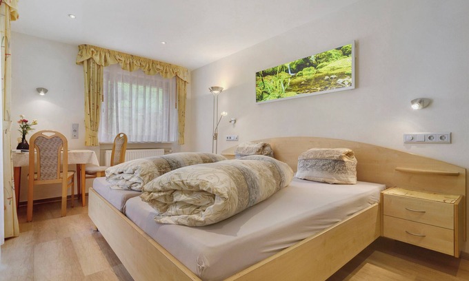Bad Peterstal-Griesbach Appartement | Apartment 'Doppelzimmer 1' with Mountain View, private balcony and Wi-Fi