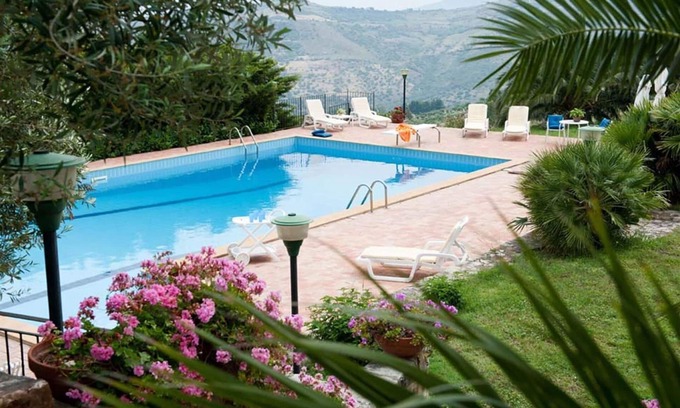 Collesano Villa | Joli appartement dans une maison de vacances avec piscine, climatisation, WIFI, TV, terrasse
