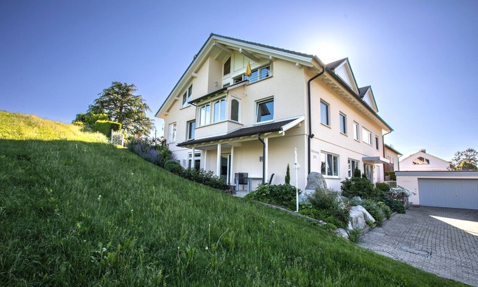Kressbronn Appartement | Appartement 75 m² rénové dans un endroit calme avec grande terrasse, meublé NOUVEAU +