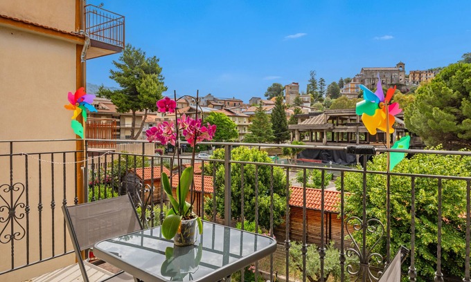 Francavilla di Sicilia Appartement | Appartement 'La Casa Vacanza Di Jano' avec vue sur la montagne et balcon
