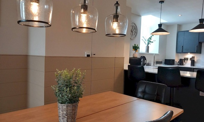 Bont Newydd Appartement | Apartment 1 Old Conservative Club in Historic Town | Pass the Keys