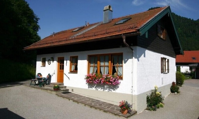 Ruhpolding Appartement | Ferienwohnung -2- (40qm), Terrasse, Kochnische, 1 Schlaf- und 1 Wohnzimmer, max 2 Personen