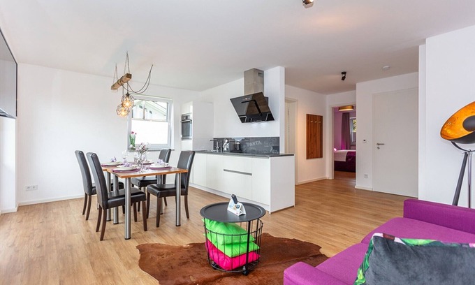 Gmain Appartement | Deluxe Studio Ferienwohnung Nr. 1 für 1-4 Personen mit Schlafzimmer, Wohnzimmer und schönem Balkon