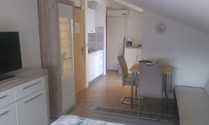 Sukosan Appartement | Appartement 3 Appartement moderne, petit balcon, 50m. à la mer