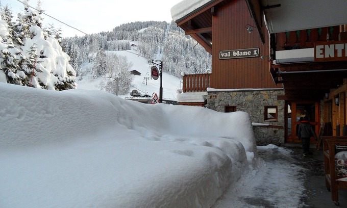 Areches Appartement | Pied des pistes dans résidence avec piscine, appartement avec garage et balcon