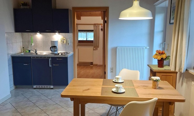 Frasdorf Appartement | Ferienwohnung bis 3 Erwachsene, 40 qm, 1. Stock, Balkon, Wohn/Schlafraum mit Doppelbett, Schlafzimmer für 1 Person, SAT-TV
