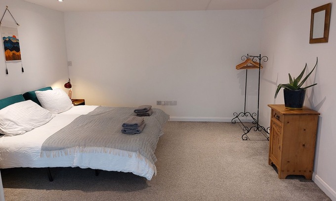 Barrow Gurney Maison | Apartment 5. (20 min walk to Bristol Airport)