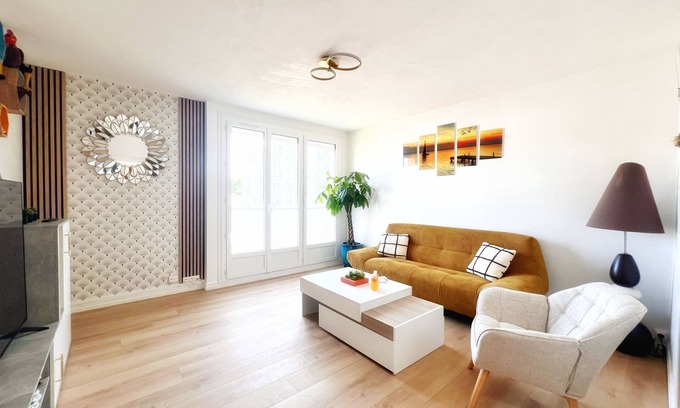 Chateau Appartement | Apartment 65m2 Ground floor, free parking, Near Nantes