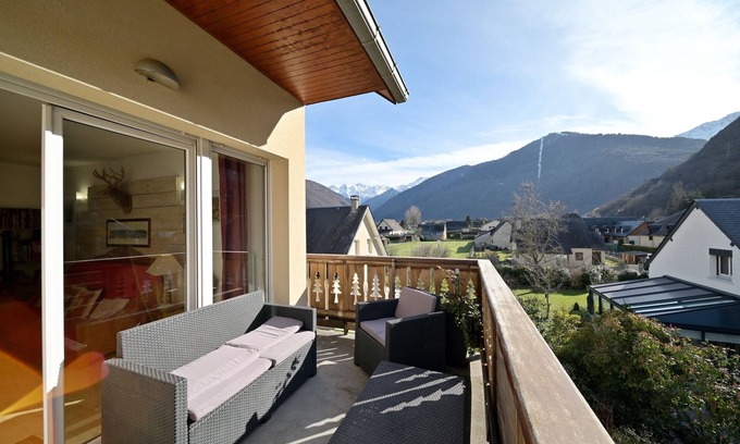 Bagneres-de-Luchon Appartement | Appartement 'A 208 Pics D'Aran' avec vue sur la montagne, piscine partagée et Wi-Fi