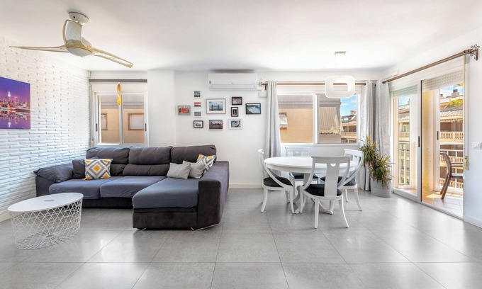 Canet de Berenguer Appartement | Appartement 'Amplio Canet' avec piscine partagée, Wi-Fi et climatisation