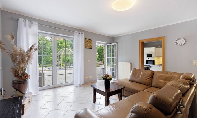 Groß Lindow Appartement | Apartment 'Am Wasser 2' with Lake View, Shared Terrace, and Wi-Fi