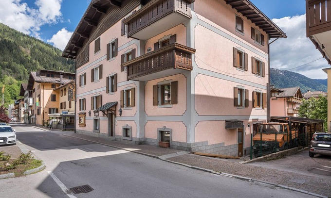 Pinzolo Appartement | Appartement 'Appartamento Yellowstone' avec vue sur les montagnes, terrasse privée et Wi-Fi