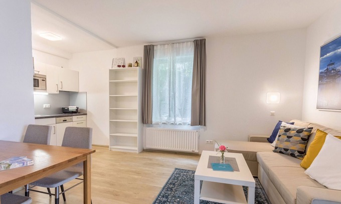 Velden am Worther See Appartement | Apartment 'Haus Melanie - Fewo 5' with Mountain View, Shared Garden and Wi-Fi