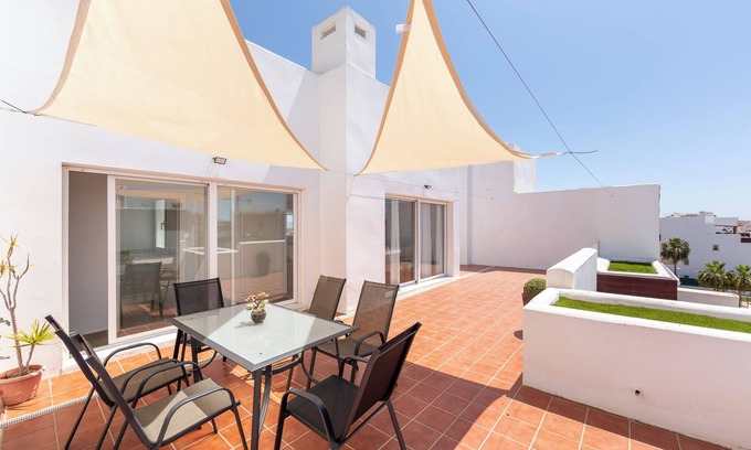 Retamar Appartement | Appartement 'Ático Nuevo Con Piscina' avec vue sur la mer, piscine partagée et climatisation