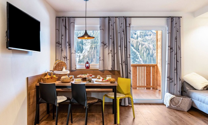 Luson Appartement | Appartement "Balbeinhof Apt Hirsch" avec vue sur les montagnes, balcon & Wi-Fi