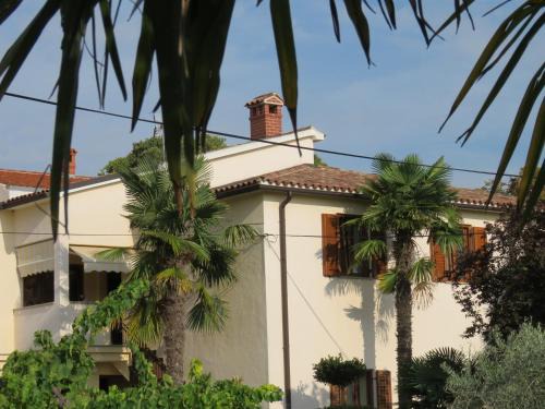 Mali Maj Appartement | Apartment Banko A6 with large garden near the sea