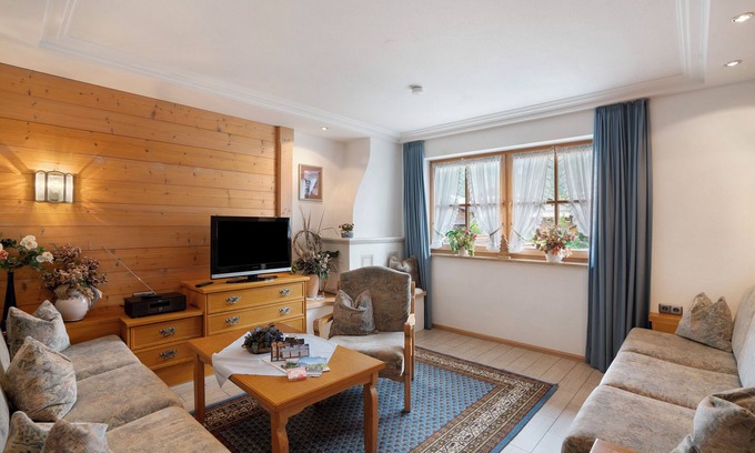 Mittenwald Appartement | Appartement "Bergdistel Nr 8" avec vue sur les montagnes, jardin partagé et Wi-Fi