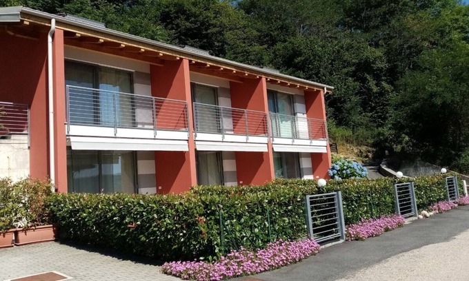 Pella Appartement | Appartement "Blue" dans la maison avec vue sur le lac, un parking et plage privée