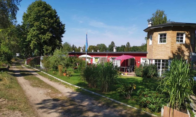 Joachimsthal Appartement | Apartment 'Bungalow Rot M1 Schlafzimmer' with Private Terrace, Shared Garden and Wi-Fi