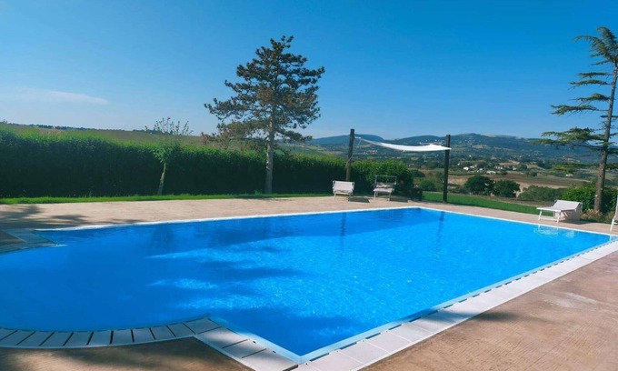 Cingoli Villa | Maison de campagne spacieuse avec piscine
