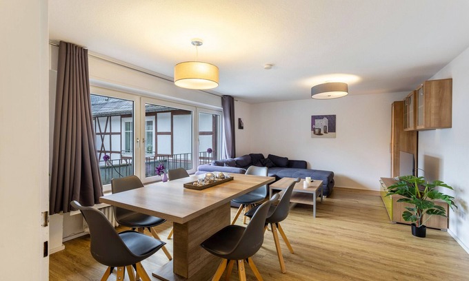 Usseln Appartement | Appartement 'Fewo Am Park' avec vue sur montagne et balcon