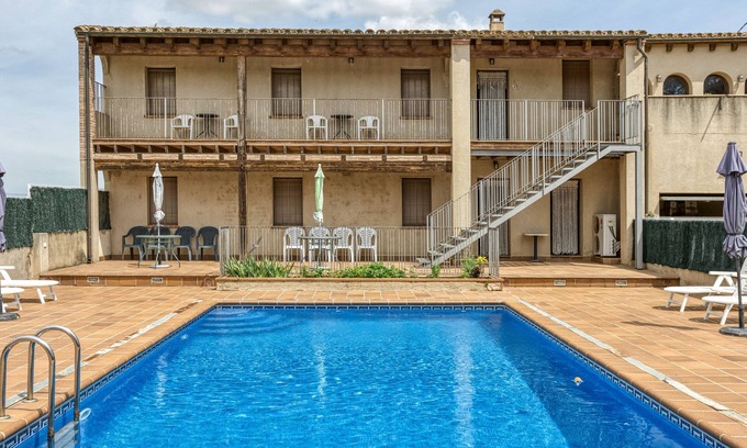 Torroella de Fluvia Appartement | Apartment 'Cal Ferrer 3 -paller' with Shared Pool, Wi-Fi and Air Conditioning