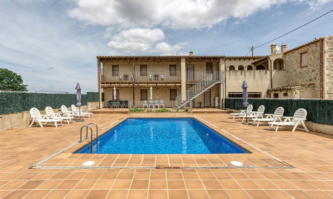 Torroella de Fluvia Appartement | Apartment 'Cal Ferrer 2 - Quadres' with Shared Pool, Wi-Fi and Air Conditioning