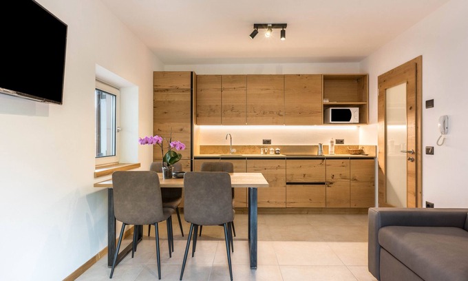 San Lorenzo in Banale Appartement | Appartement "Campanile Basso" avec vue sur les montagnes, balcon et Wi-Fi.
