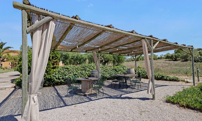 San Martin Sarroca Appartement | Apartment 'Cal Tuyà De Baix' with Shared Pool, Shared Terrace and Shared Garden