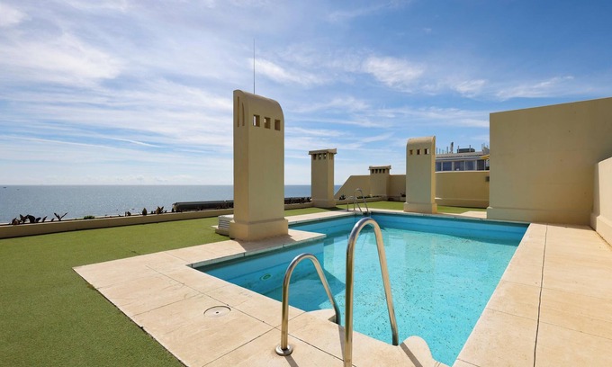 Estepona Appartement | "Avec la vue sur la mer, la piscine, le Wi-Fi, l'air conditionné et le balcon.