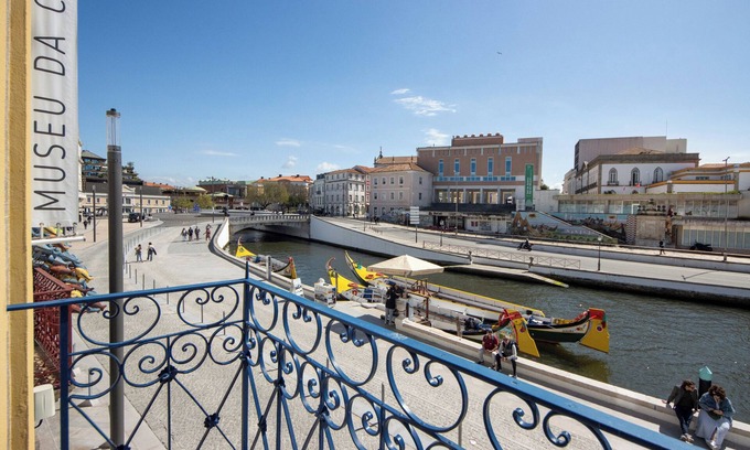 Aveiro Appartement | Appartement 'Casa Marques Ria View 1' avec vue sur le lac, balcon et Wi-Fi