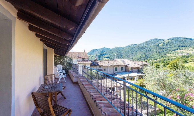 Vesio Appartement | Appartement 'Casa Rita App 1' avec terrasse, jardin et Wi-Fi partagés.