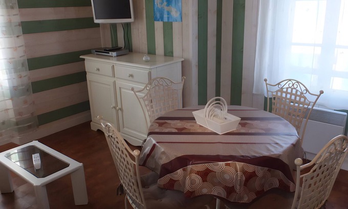 Ars-en-Re Appartement | Apartment 'Centre Village' with Wi-Fi