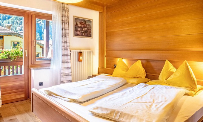 Canazei Appartement | Appartement "Cesa Soramurat 5 6" avec vue sur la montagne, Wi-Fi, balcon et jardin partagé