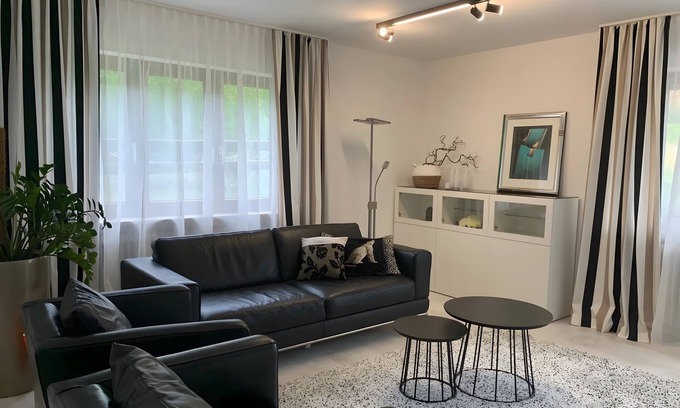 Gemarkung Laufen an der Eyach Appartement | Appartement 'Albtrauf Chalet' avec vue sur montagne et terrasse privée