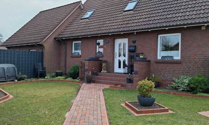 Neßmersiel Appartement | Apartment directly on the dike, central quiet location, modern, internet incl.