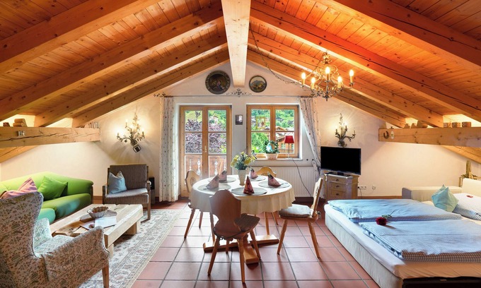 Mittenwald Appartement | Appartement 'Edelweiß Nr 5' avec vue sur les montagnes, jardin partagé et Wi-Fi