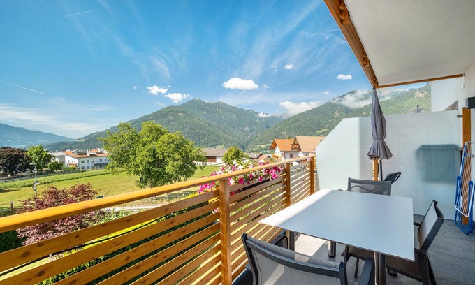 Rasa Appartement | Apartment 'Edelweiß' with Mountain View, Shared Garden and Wi-Fi