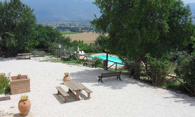 San Brizio Appartement | Apartment 'Edera' with Shared Pool, Wi-Fi and Air Conditioning