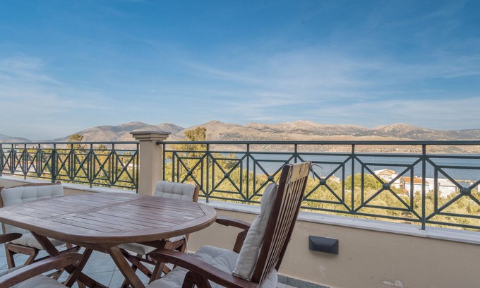 Lixouri Appartement | Apartment 'Emelia' with Sea View, Wi-Fi and Air Conditioning