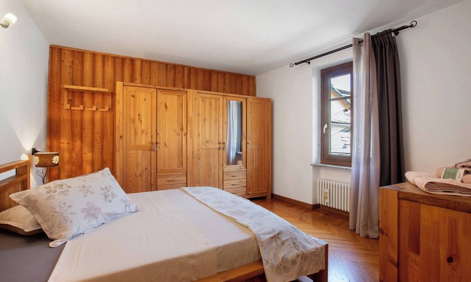 Aosta Appartement | Apartment 'Emilius' with Mountain View, Wi-Fi and Air Conditioning