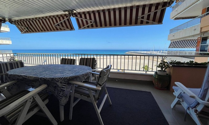 El Roc de Sant Gaieta Appartement | Appartement 'En Primera Línea De Mar' avec vue sur la mer, piscine partagée et Wi-Fi