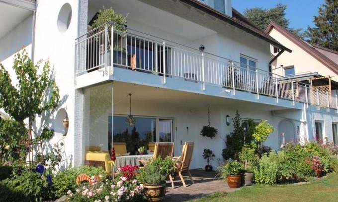 Wasserburg Appartement | Apartment 'Ferienwohnung Haus Amann' with Private Terrace, Shared Garden and Wi-Fi