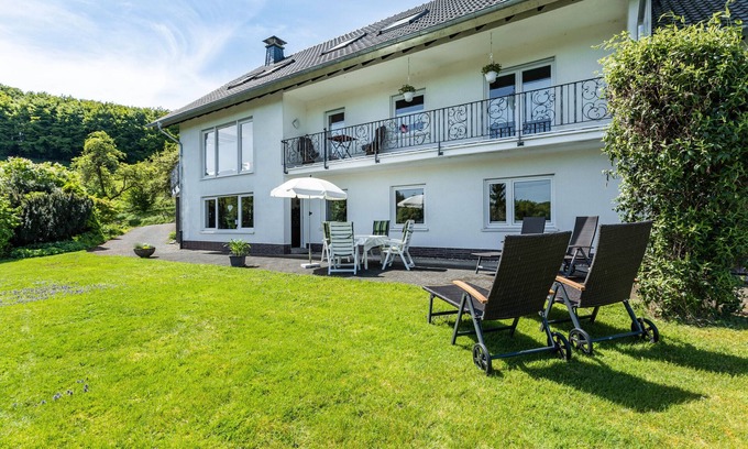 Meinerzhagen Appartement | Appartement 'Ferienwohnung, 109qm' avec terrasse et jardin privés