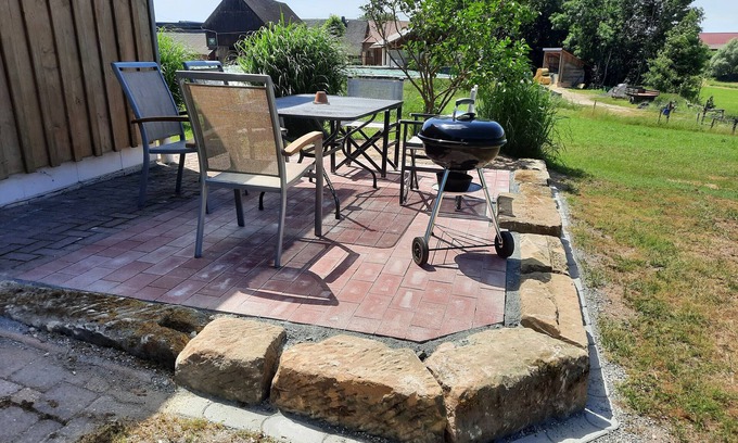 Hollfeld Appartement | Appartement 'Fewo Tanja's Blumenparadies' avec terrasse privée, jardin partagé et Wi-Fi