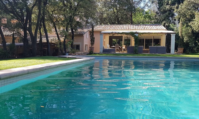 Orange Maison | Belle et spacieuse maison de campagne, piscine privée , grand terrain boisé clos