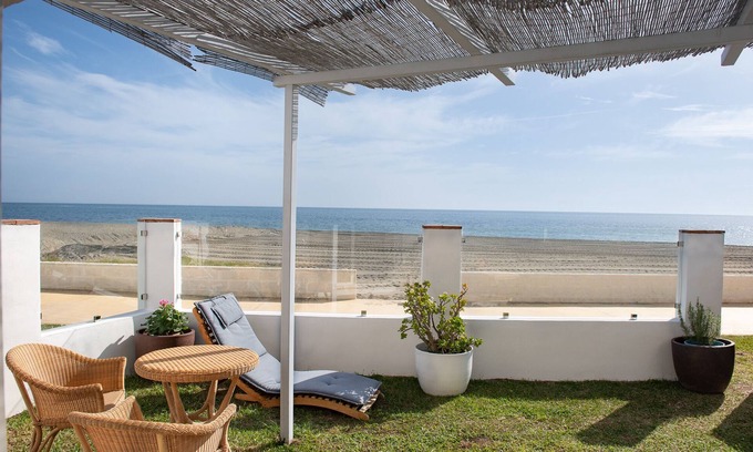 Bahia Dorada Appartement | Apartment for 3 people on the beach 75m2 +terrace and garden.